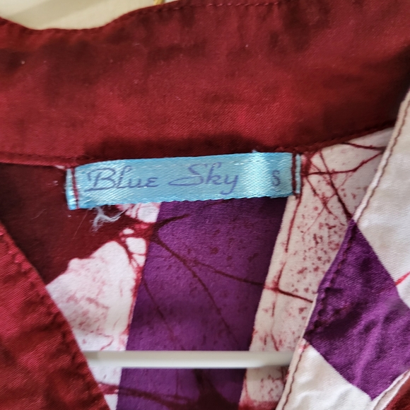 Stylish Women's Red and Purple Button-Up Top - Picture 6 of 13